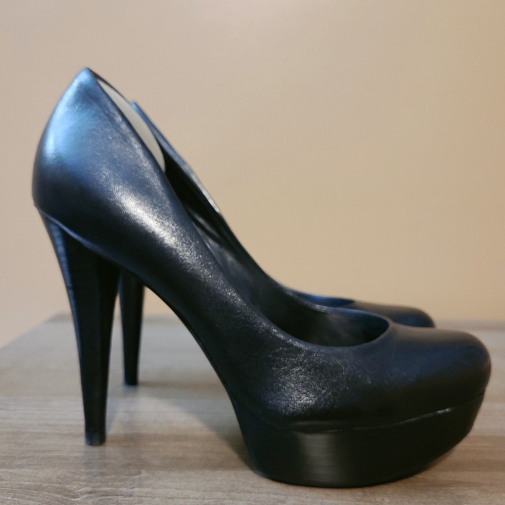 Black Guess Platform Pumps size 6.5